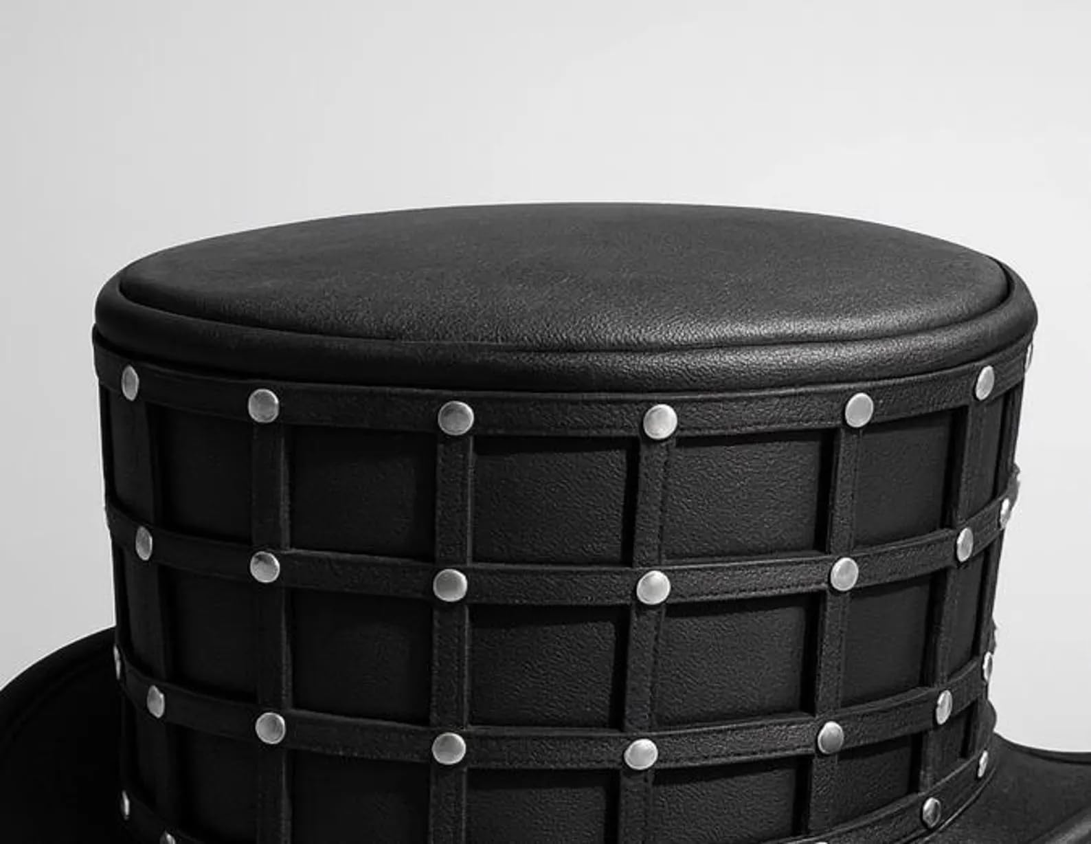 Sombrero de cuero – Diseño de rejilla negra con detalles de tachuelas, estilo gótico para cosplay, fiestas y eventos temáticos