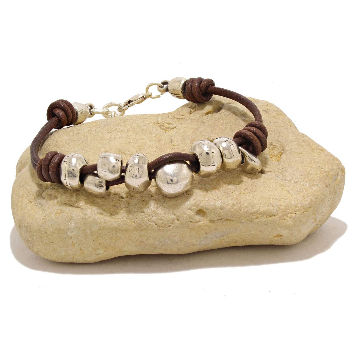Hecho a mano, con cuentas de zamak para mujer - Pulsera de cuero para mujer hecha por Intendenciajewels - Plateado - Brazalete con cuero y zamak - Pulsera ajustable de 16-19,5 cm.