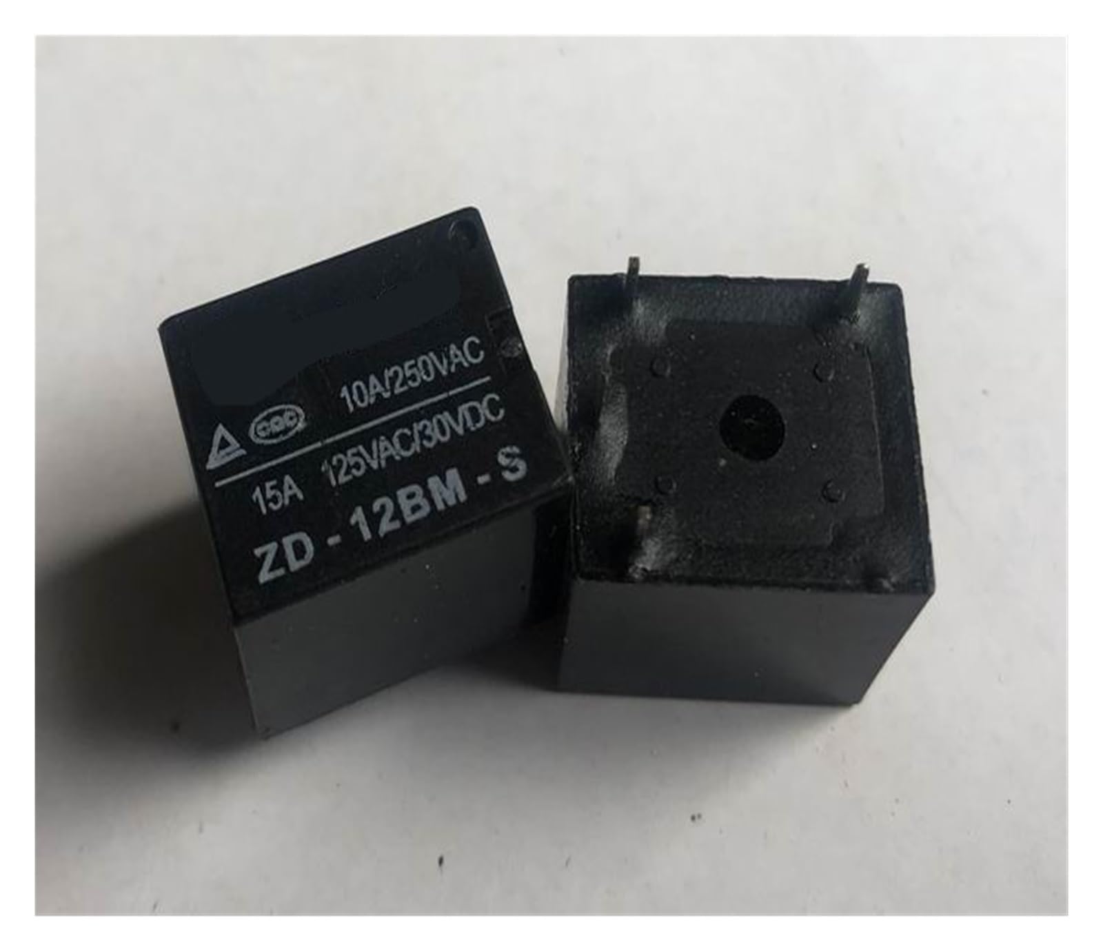 Relé ZD-12BM-S de 12V con capacidad de 10A para conmutación segura de alta resistencia