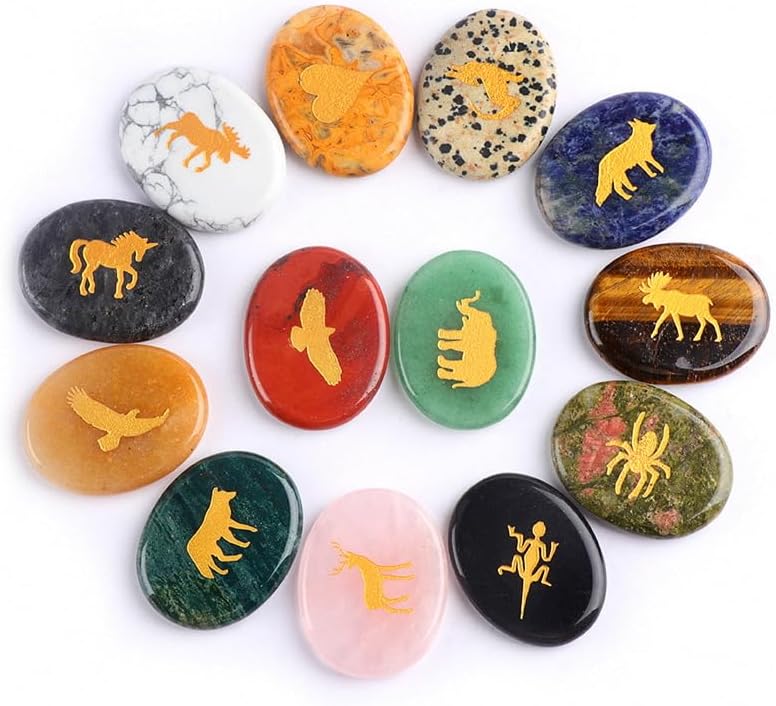Lumisoul Carved Crystal Agate Palm Stone with Engraved Animal Pattern, Oval Tabletop décor Figurine for Desk Display, Smooth Polished Handheld Stone for Home Decoration Collection (Mixed/Random)