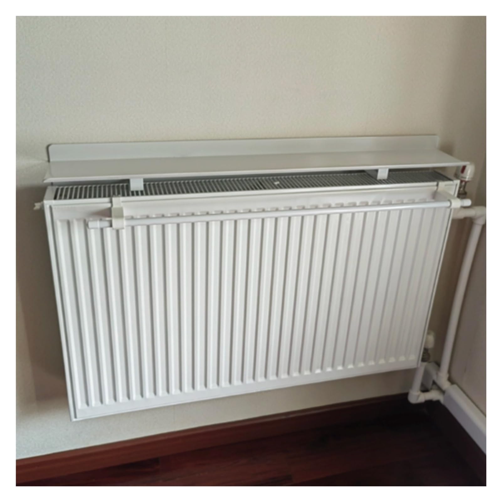 Estante flotante para radiador en sala de estar y recibidores modernos de pisos urbanos