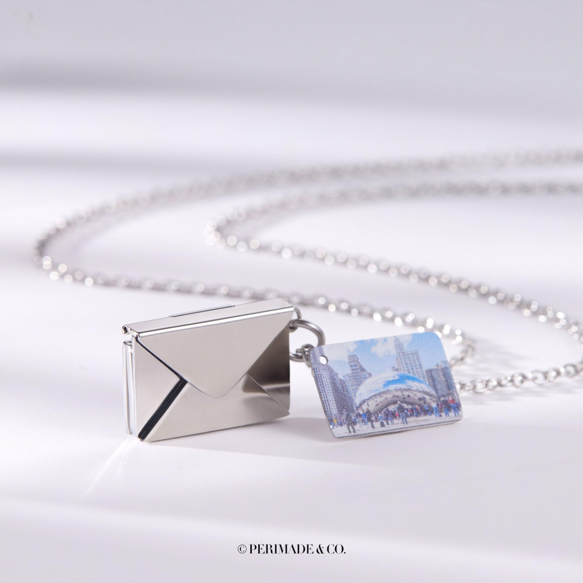 PERIMADE Collana con medaglione portafoto personalizzato che contiene immagine, collana con ciondolo con testo inciso personalizzato, in acciaio inossidabile/argento Sterling, regalo commemorativo per