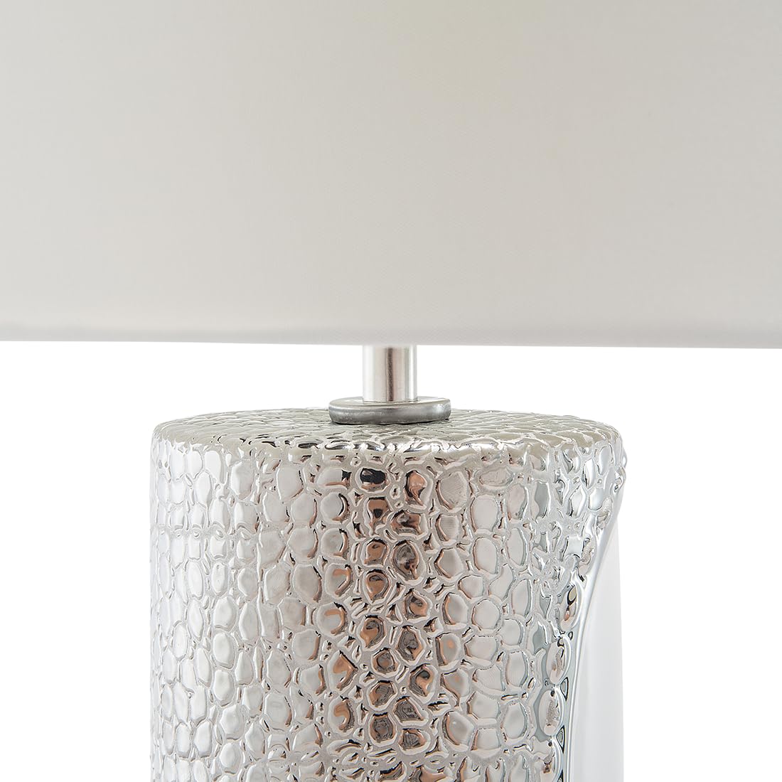 Beliani Tischlampe im Glamour Stil Kunstseide/Porzellan weiß/silber Aiken