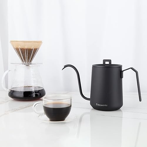 Miniatura 31 de Easyworkz Hervidor de café con cuello de cisne de 20 onzas de acero inoxidable con boquilla larga y estrecha, latón dorado y negro Latón, dorado