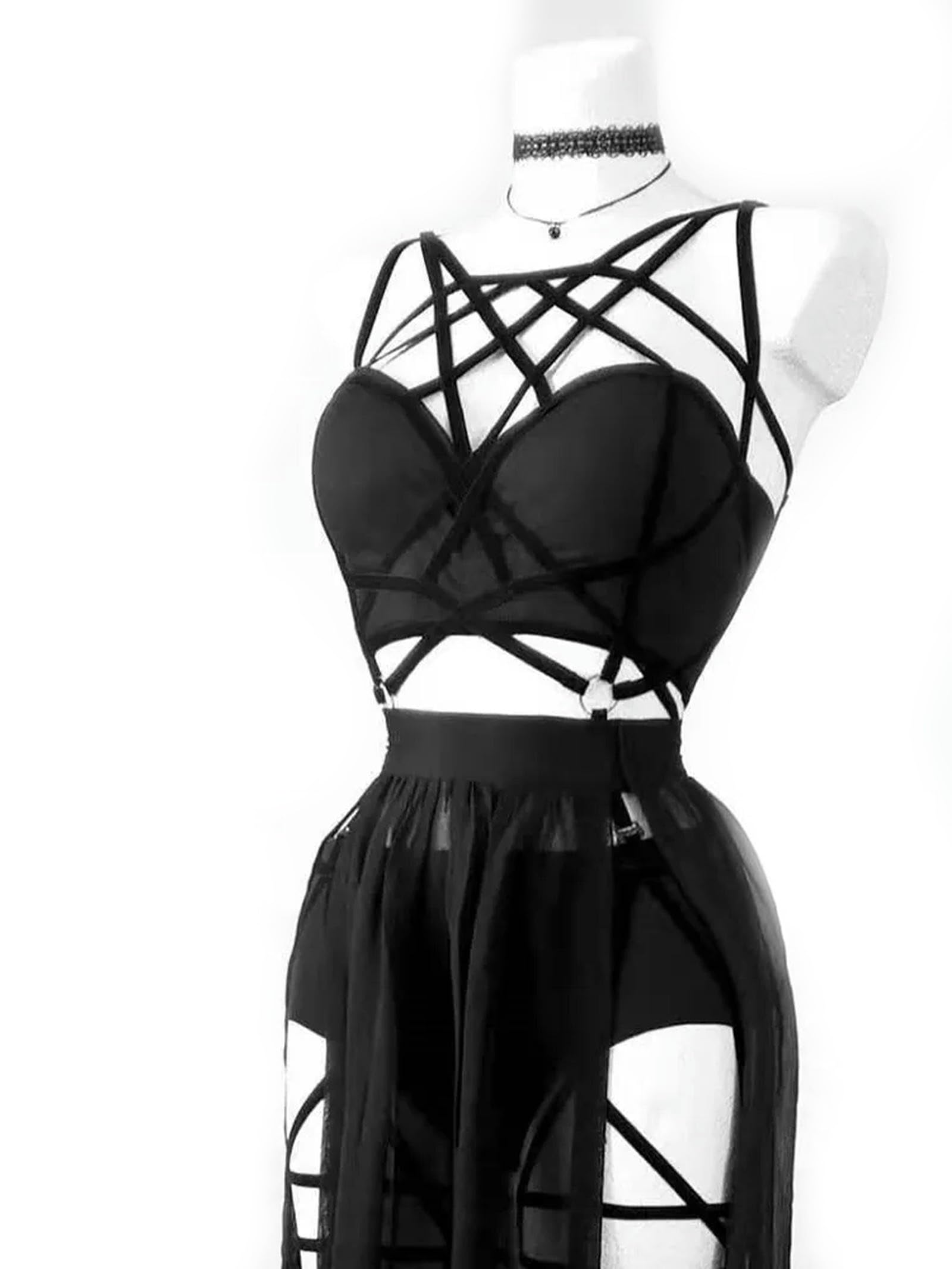 Ensemble 3 pièces noir avec haut court bandage dos nu et jupe gothique transparente