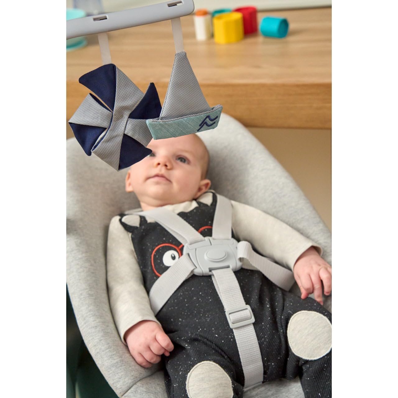 Chicco Crescendo - Silla reclinable para bebé con Dos Posiciones reclinables, Acolchado de algodón orgánico, extraíble y Lavable a máquina, con Barra de Juguetes para Colgar, hasta 9 kg, Color Gris