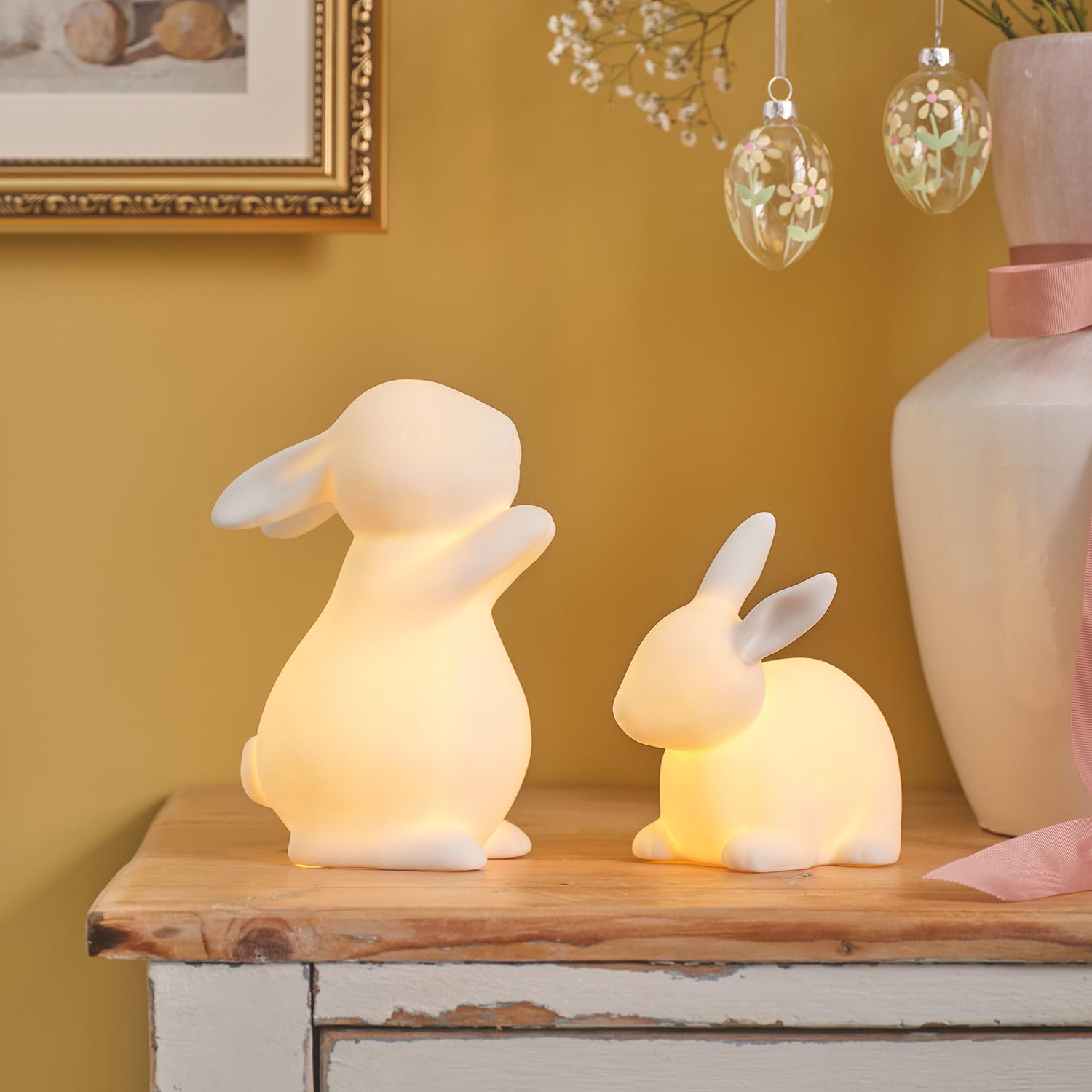 Lights4fun 2er-Set Deko-Keramik-Osterhasen | Warmweiße LEDs | Batteriebetrieben | mit 6h Timer | Deko Ostern Frühjahr für Tisch, Fensterbank & Wohnbereich | Höhe 14,2 cm & 11,5 cm | Weiß