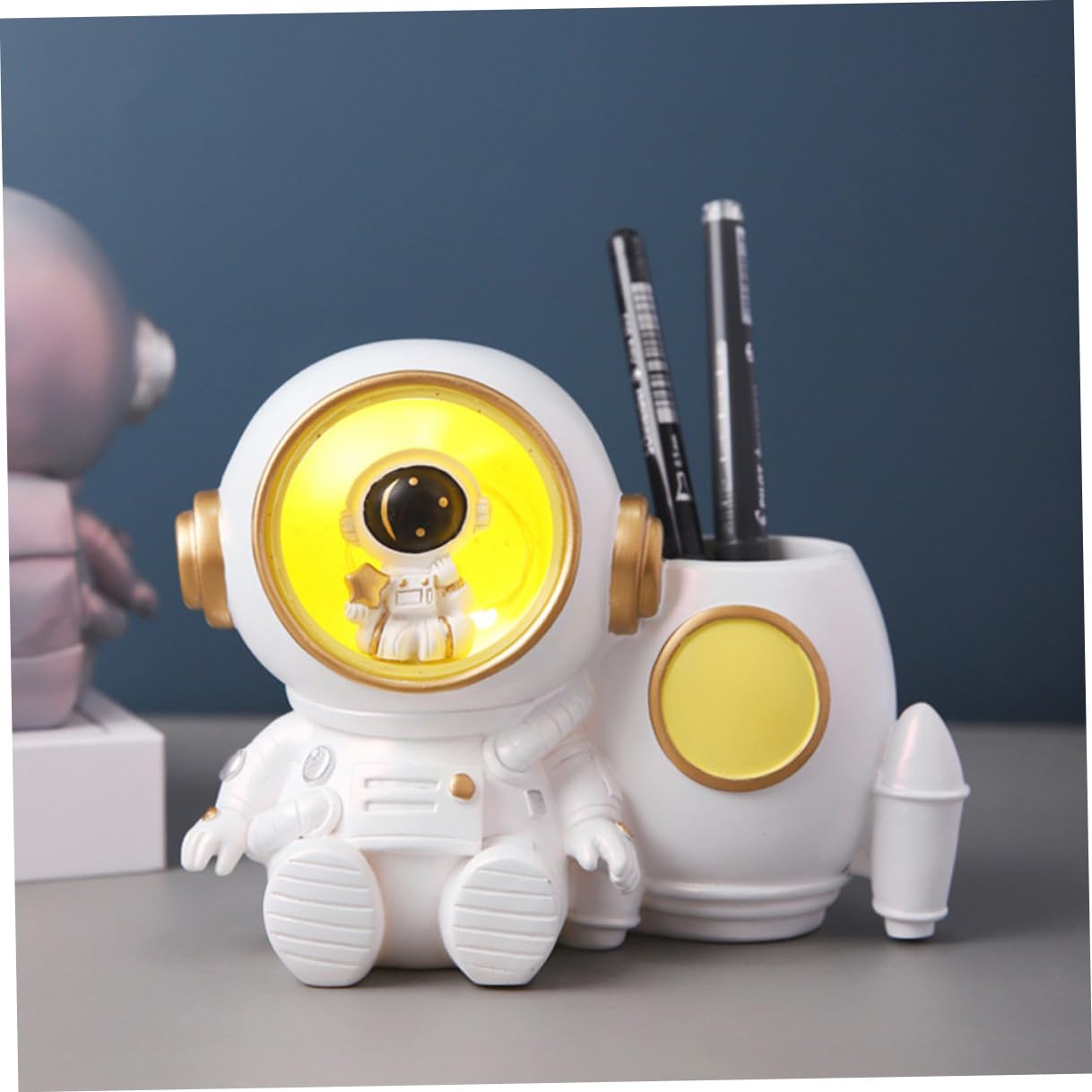 VILLCASE Portapenne Astronauta in Resina con Luce LED e Grande Capacità per Scrivania, Accessorio Desktop per Ragazzi e Ragazze