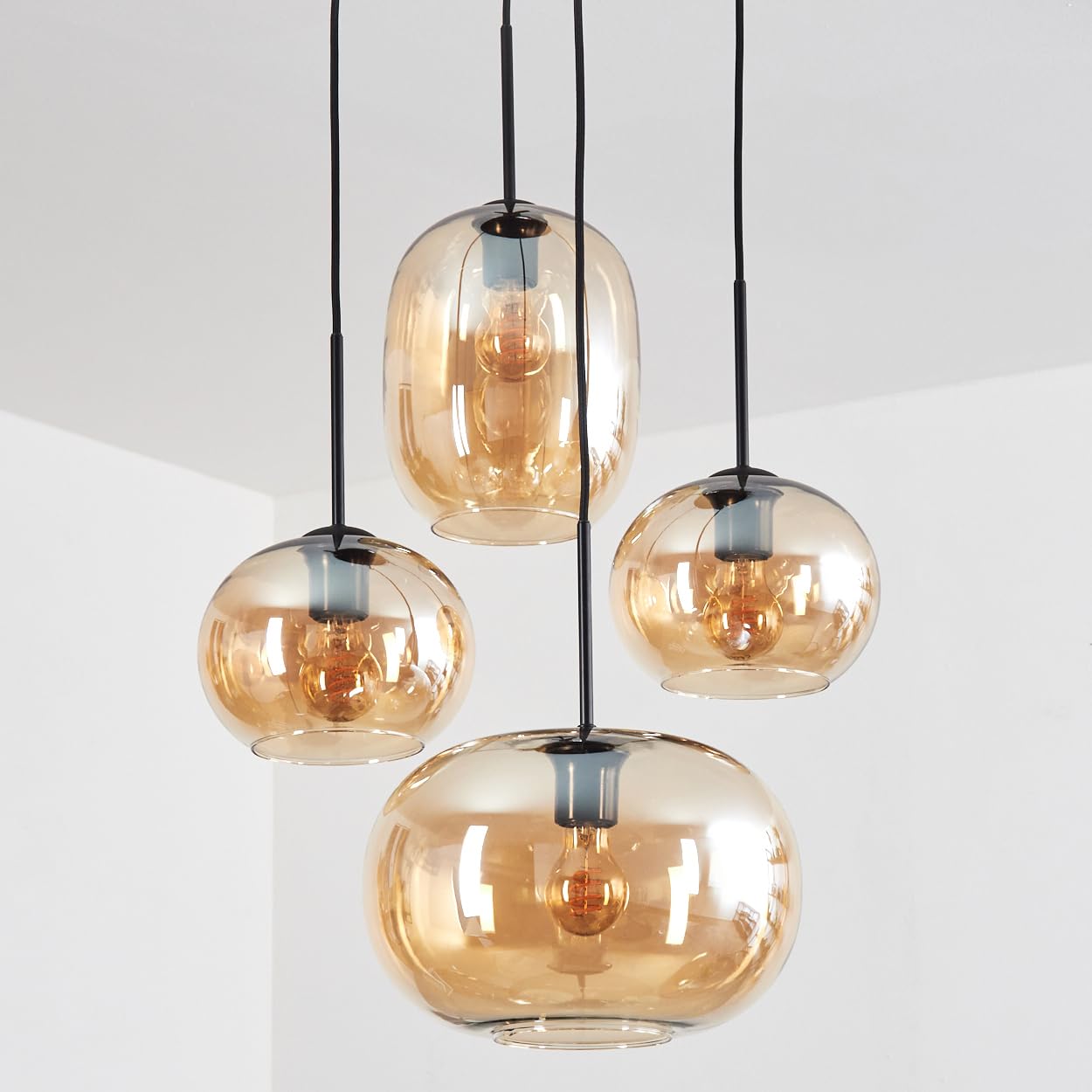 HOFSTEIN Hängeleuchte Apedo, 4-flammige Hängelampe aus Metall/Glas in Schwarz/Bernstein, Retro/Vintage-Design (Ø 20, 30cm), E27, Pendelleuchte verstellbar bis max. 147cm, Esszimmer, Wohnzimmer, Küche