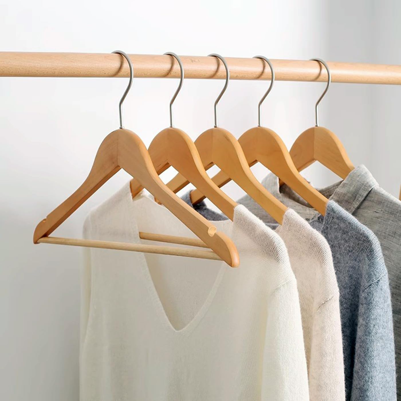 Pack 72 Perchas de Madera para Ropa,Gancho Giratorio 360º Colgador Antideslizante para Trajes, Abrigos, Chaquetas y Camisas, Muescas para Vestidos y Blusas