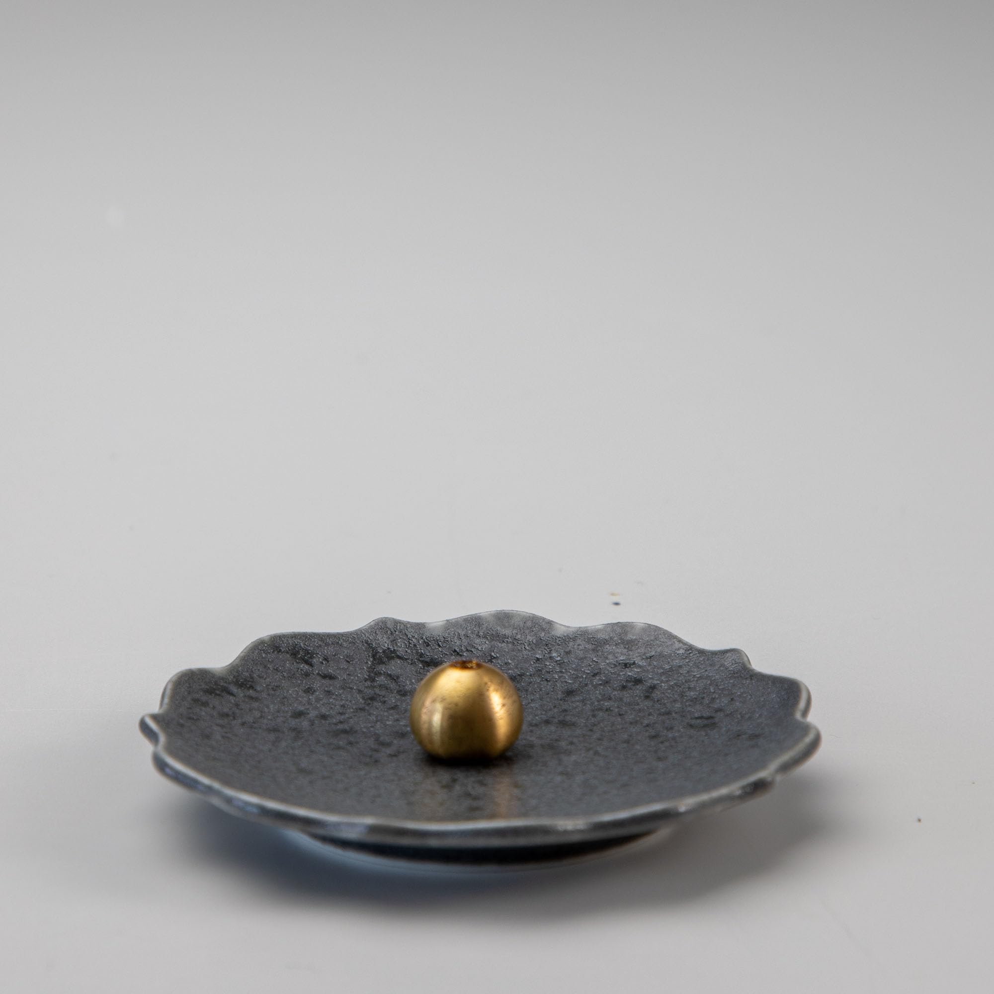 Porta incenso giapponese Asayu - Forma di fiore "Kikyo" punteggiata in oro - Piatto raccogli cenere in ceramica Mino Ware con supporto in ottone (Ginnezu Kikyo)