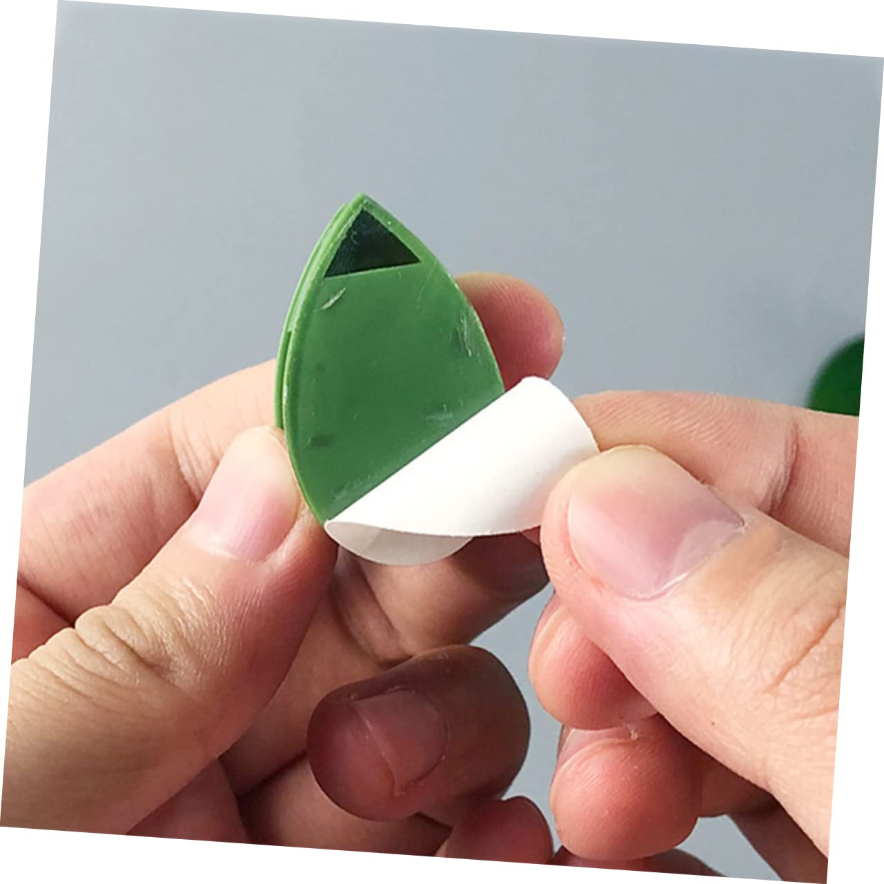 Grüne Pflanzenclips als Pflanzenhalter für Kletterpflanzen 150 Stück aus Kunststoff und Starkem Halt Selbstklebend und Unsichtbar zur Wandbefestigung
