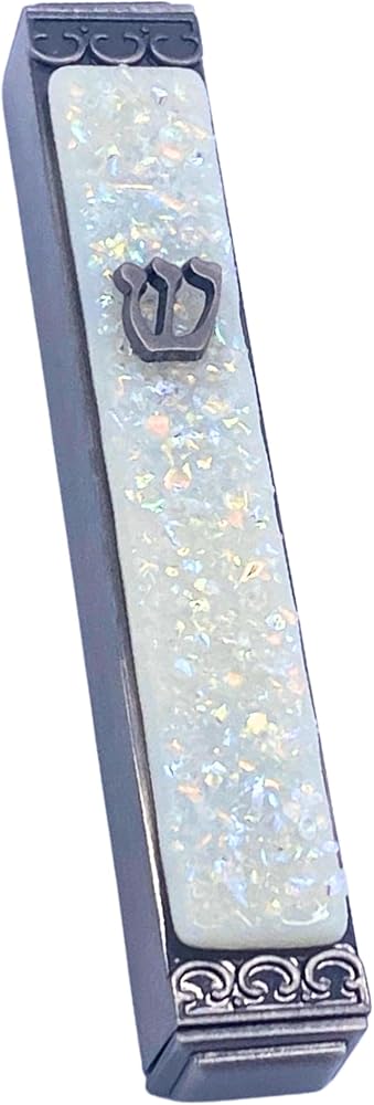 Sparkling Art Glass Mezuzah - 실내 또는 실외에 쉽게 장착 - 내후성 금속 케이스 - 선물 상자 및 비코셔 스크롤 포함 - 미국에서 수작업으로 제작 - 평생 보장! (오팔 아이보리) — 사진 1