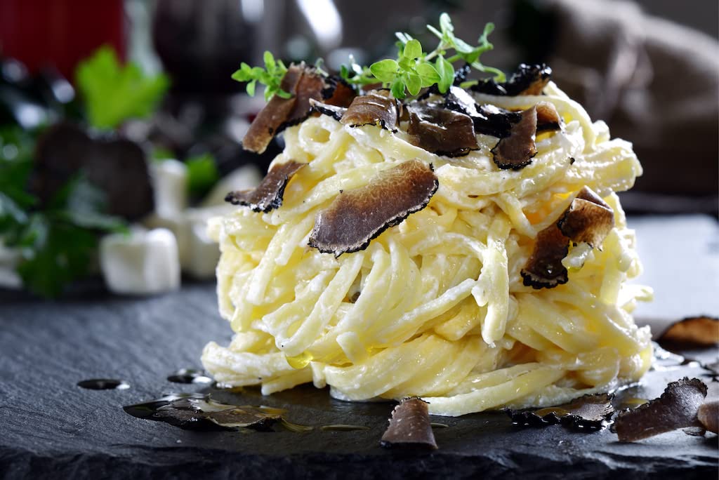 Gourmet - Juego de aceite de trufa (2 unidades de 250 ml) con trufas blancas y negras auténticas de aceite de oliva virgen para salsas y refinar platos, apto para alimentos veganos y sin gluten