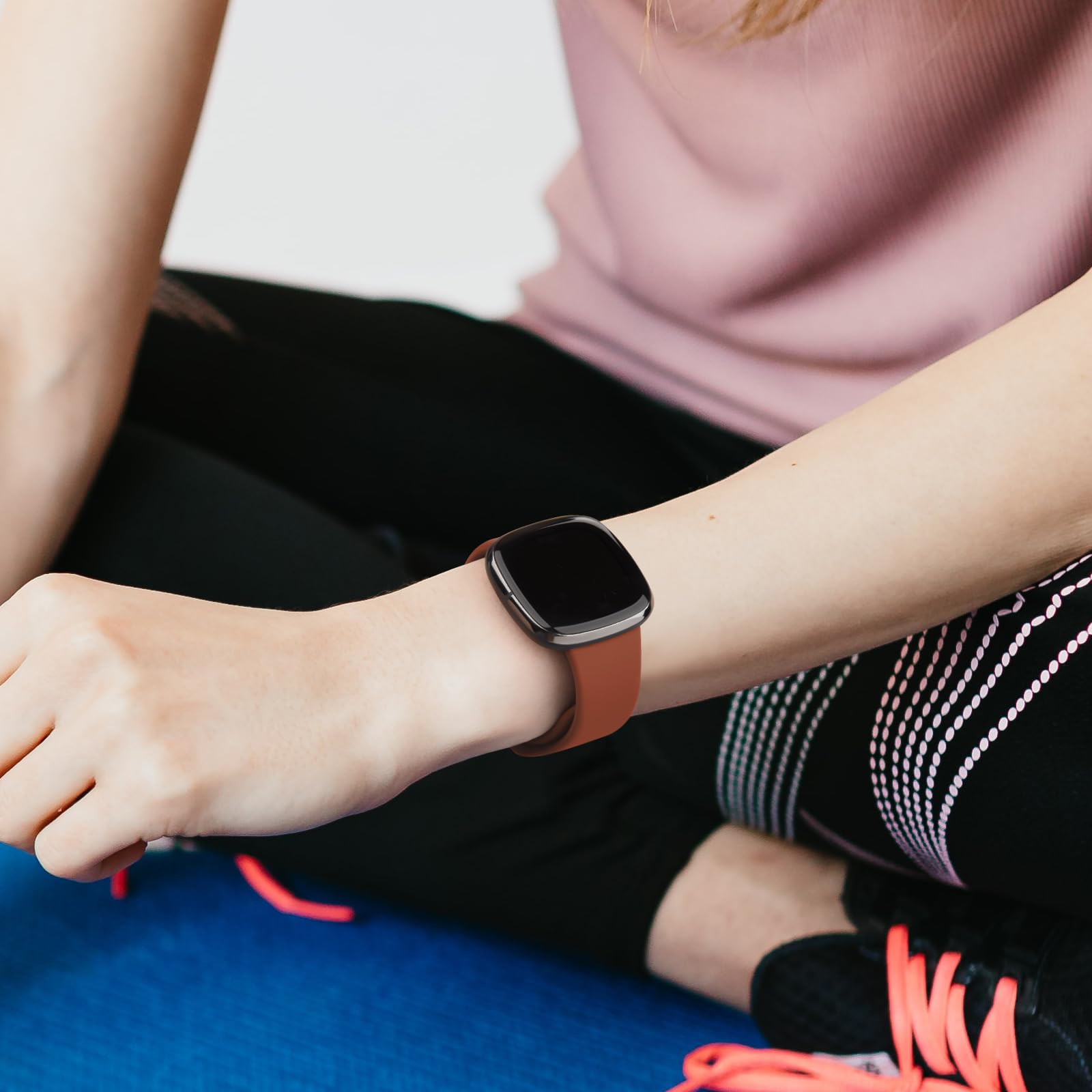 Oumida Pasek do zegarka na rękę Fitbit Versa 3 / Fitbit Versa 4 / Fitbit Sense dla kobiet i mężczyzn, silikonowy, zapasowy pasek do zegarka na rękę Fitbit Versa 3 / Versa 4 / Sense / Sense 2, brązowy