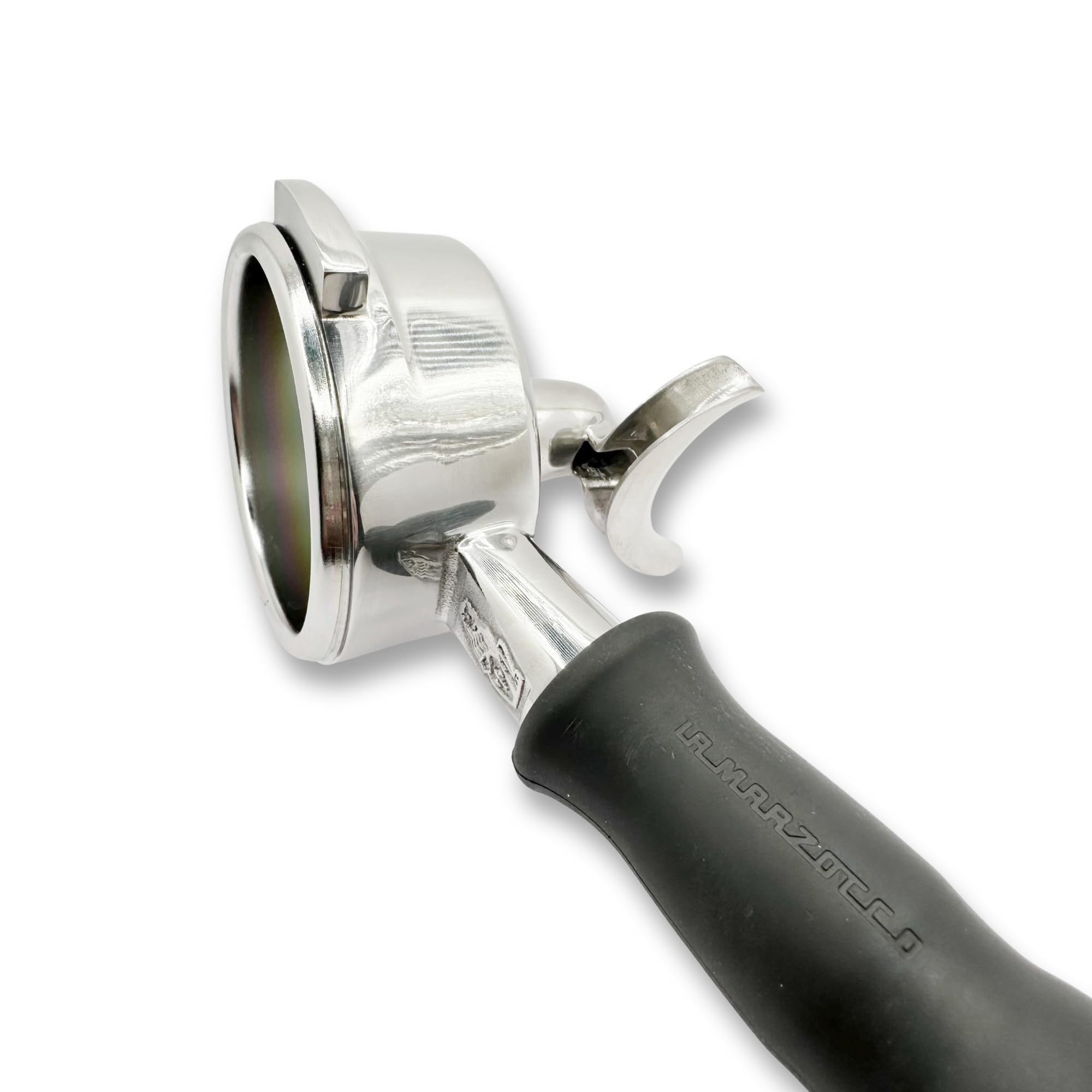 Portafiltro de acero inoxidable con doble boquilla separable, cresta frontal plana y cesta de nanocarzo. Fabricado para La Marzocco, también se adapta a máquinas espresso Slayer y Synesso. L111/2NAC