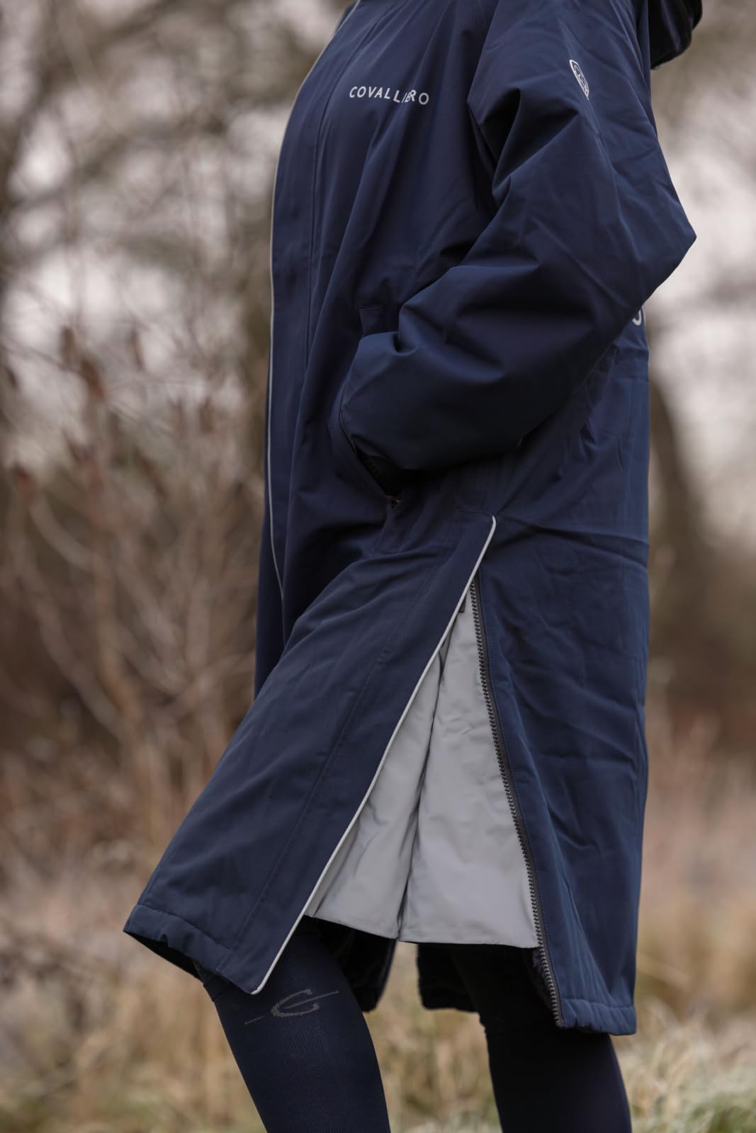 Covalliero - Damen Reitmantel Arktis – Wintermantel wasserabweisend & atmungsaktiv – langer Mantel mit warmem Innenfutter, Kapuze & 2 Taschen – Funktionsmantel im Oversized-Look – XS-XXL