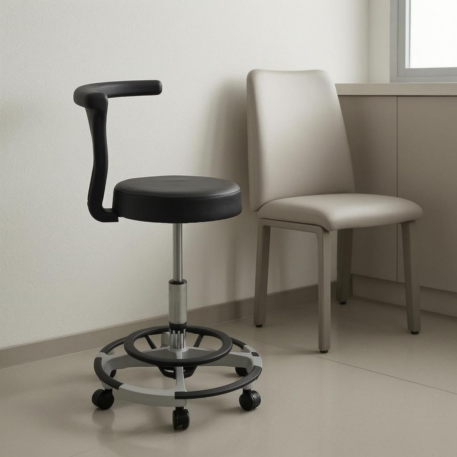 Sedia Medica per Esame Sgabello Rotante con Schienale Regolabile Poggiapiedi Circolare Ruote a Cinque Caster in Pelle E Metallo Comoda per Ambulatorio Studio Medico Laboratorio