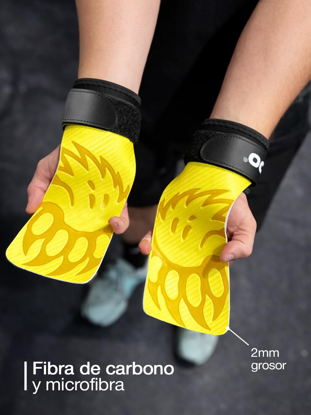 RUIDO Artemis Grips – Calleras para Crossfit sin Magnesio, Guantes Gimnasio Hombre y Mujer, Diseño Fibra de Carbono Muñequeras Gym, Calleras Crossfit para Dominadas, Mancuernas y Barra - 4