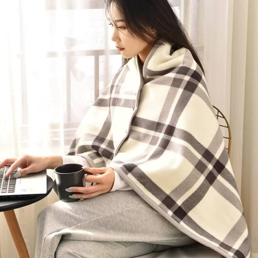 Amazon｜ひざ掛け 肩掛け フード付き 着る毛布 ポンチョブランケット