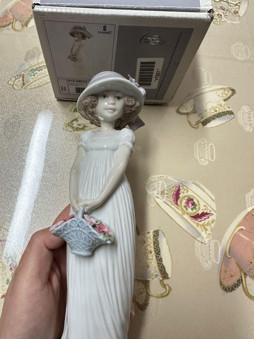 Amazon.co.jp: LLADRO リヤドロ 幼い貴婦人箱付き : ホーム＆キッチン