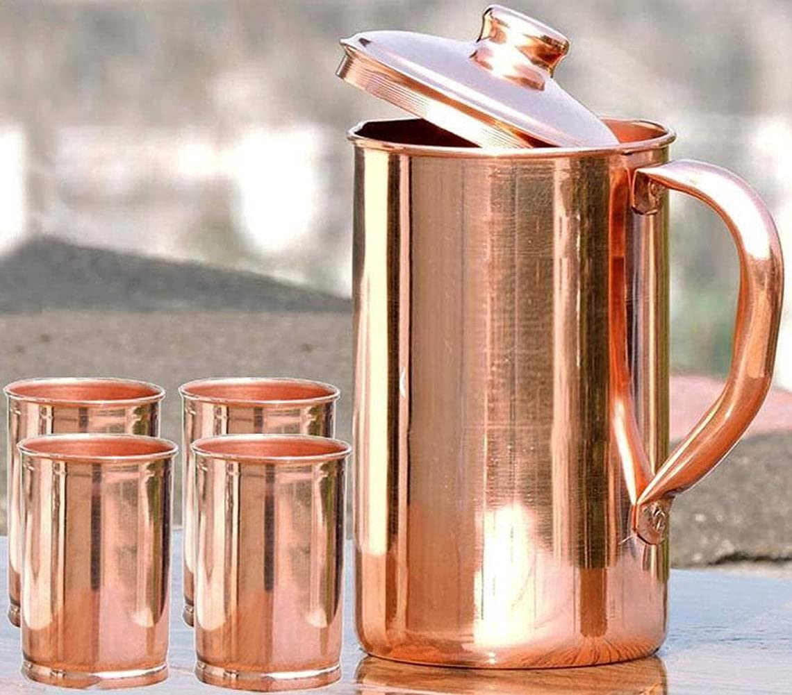 Pichet d'avion en cuivre de 2L et verres pour l'eau détox sur votre table