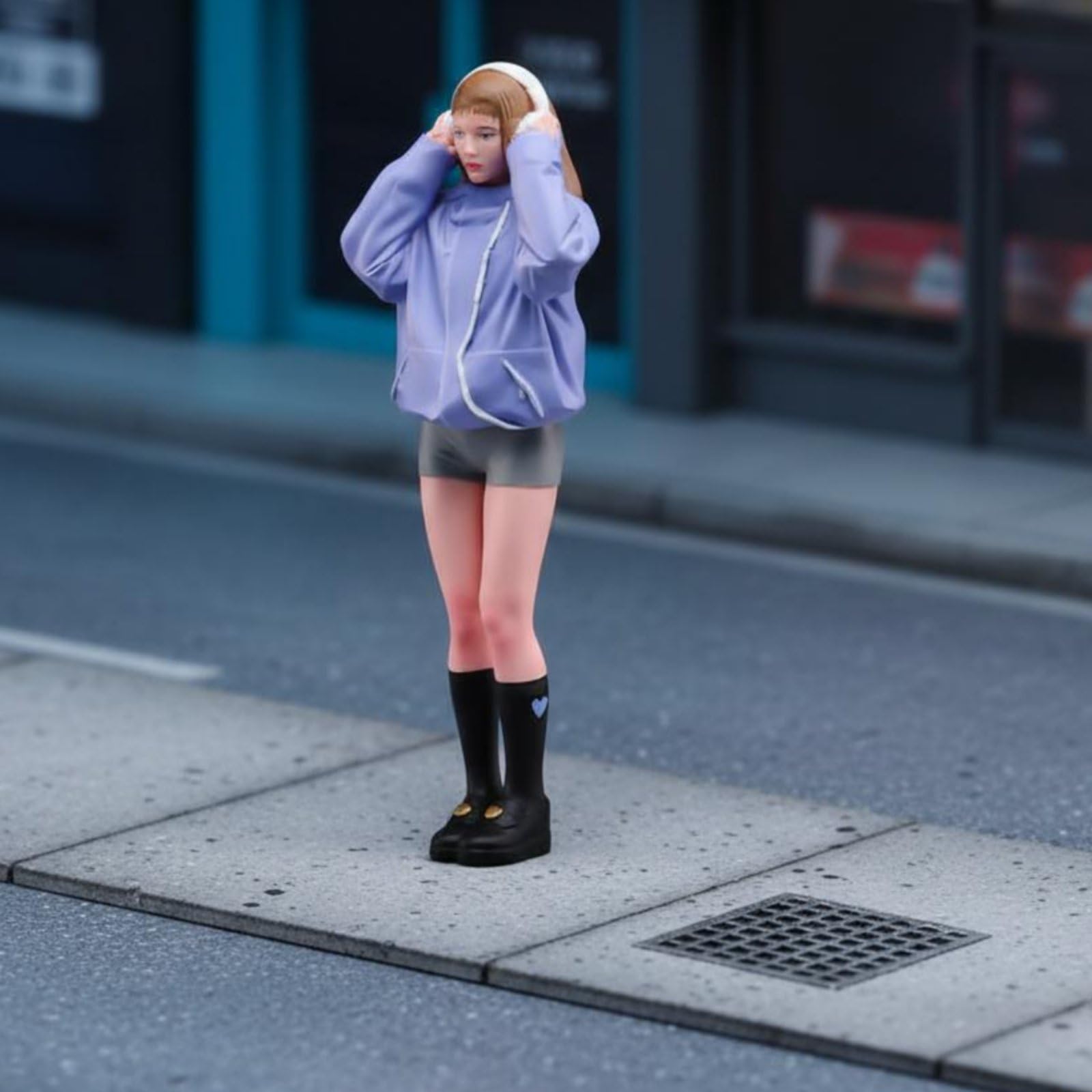 Figura in Miniatura Dipinta Ragazza con Cuffie Statuetta Personaggio Modellino Resina con Scultura Dettagliata Moderna Adatta a Esposizione Collezione Scenari di Modellismo Studio Libreria
