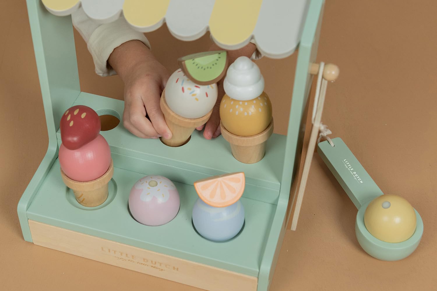 Little Dutch Eisstand Eisdiele aus Holz mit EIS, Eishörnchen und Toppings 18-teilig Set
