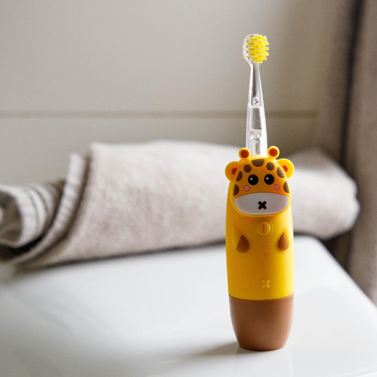 innoGIO Giogiraffe Elektrische Zahnbürste für Kinder, 7 Farben, Silikongriff, 4 Modi, Timer 2 min, geeignet für Kinder zwischen 2 und 12 Jahren, Gelb, AAA-Batterie nicht enthalten (Kopf im