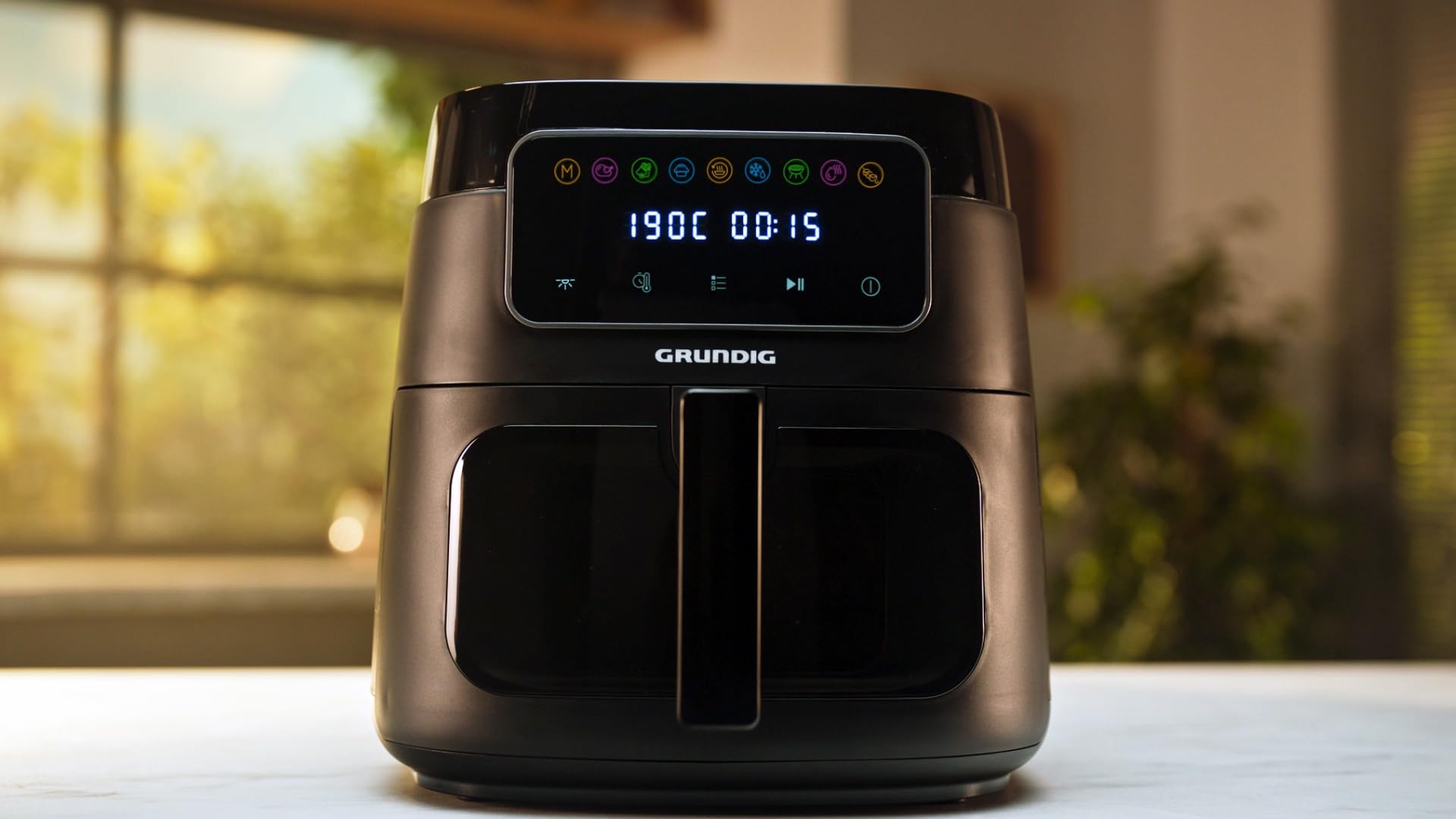 Grundig FRY 7320 Heißluftfritteuse, 7,6 l Kapazität, 1750 W, Touch-Display, großes Sichtfenster, Temperatur- und Zeiteinstellung, Antihaftbeschichtung, spülmaschinengeeigneter Korb, Schwarz