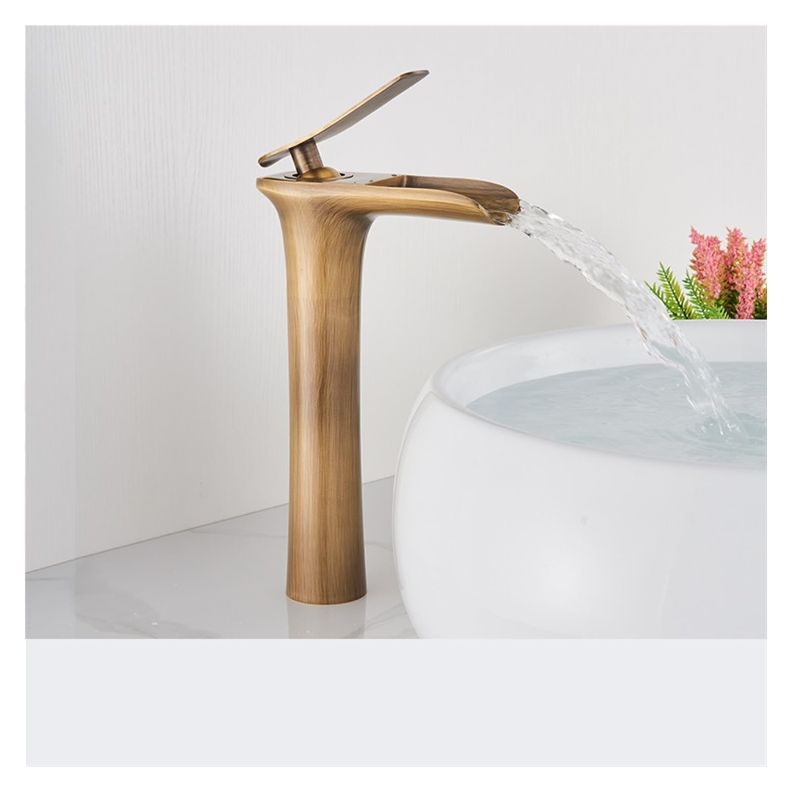 Robinet de lavabo cascade en laiton antique pour un style rétro chic