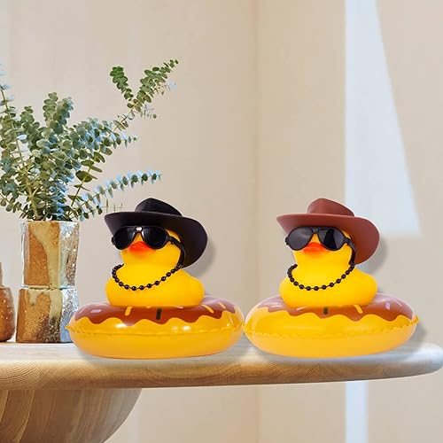 Miniatura 7 de Adornos de pato amarillo para automóvil, decoraciones únicas de pato de goma para tablero de instrumentos con mini gafas de sol, anillo de natación,