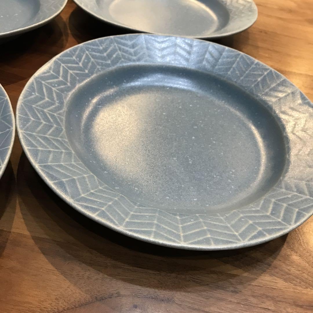 Amazon.co.jp: よしざわ窯 ブルーグレー cedarpattern リム大皿 : Home 