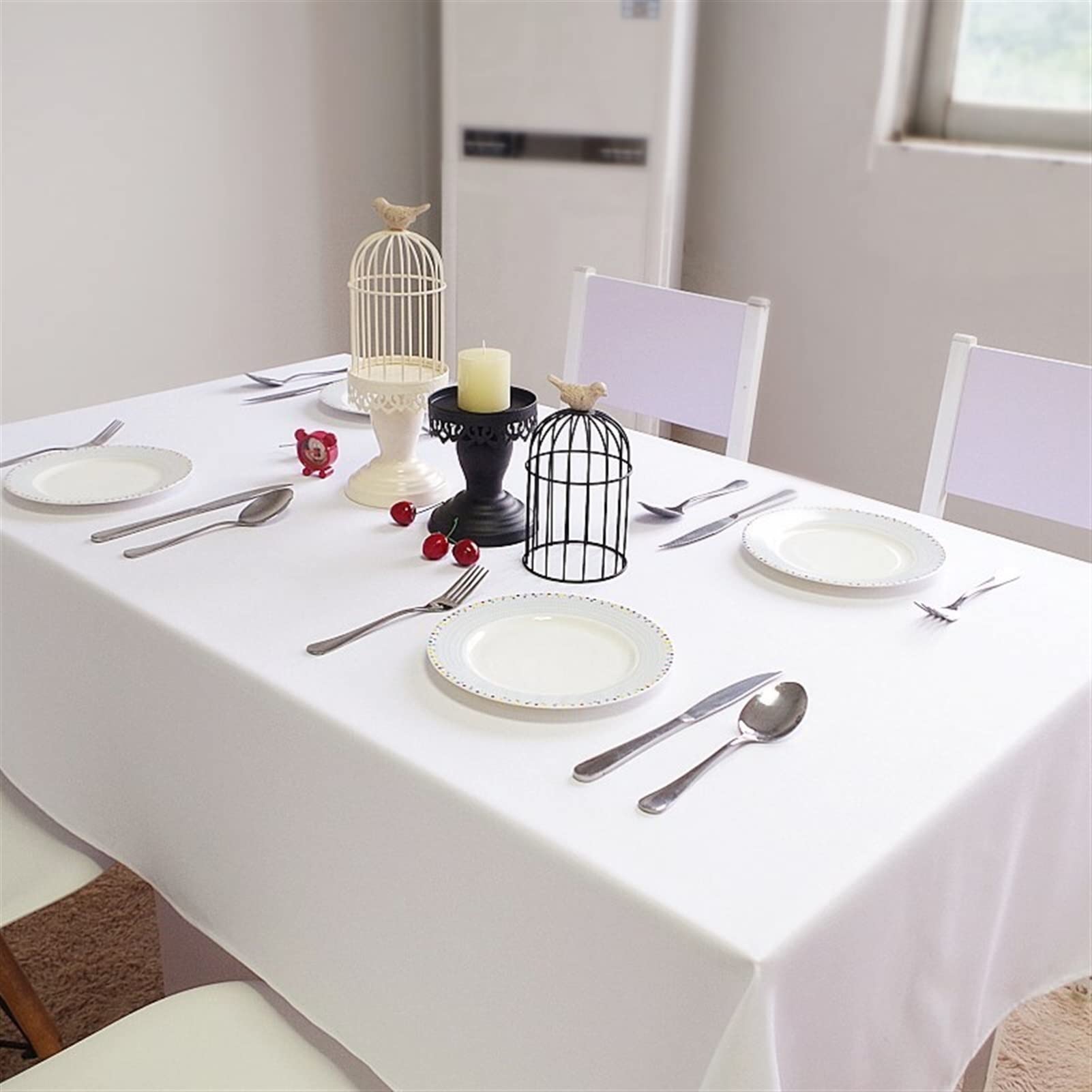 Nappe surdimensionnée blanche en tissu pour une décoration de mariage féerique