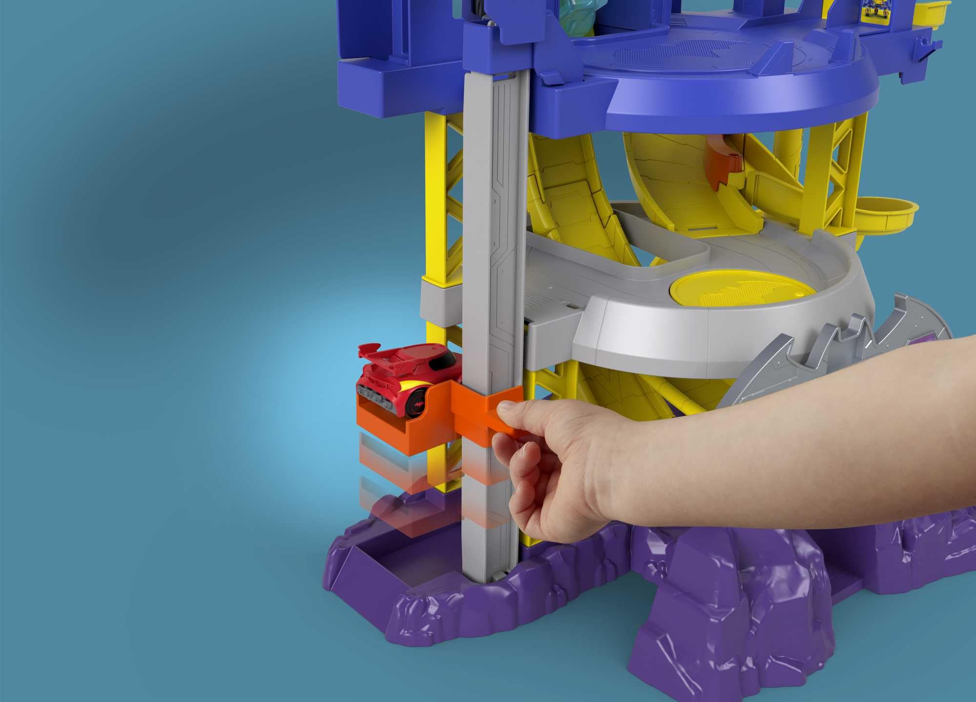 Fisher-Price DC Batwheels Wyścigowa Jaskinia Batmana Zestaw ze światełkami, dźwiękami i pojazdami Batmobil Bam i Redbird, dla dzieci od 3 roku życia, HRJ21