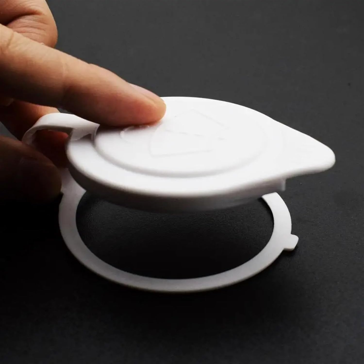 Car Washer Bottle Cap, for Mitsubishi, for Pajero V31 V32 V33 V43, for MK2 1991-1999 Car Reservoir Cover Windshield Wiper Tank Bottle Lid Fluid Cap MN120696D