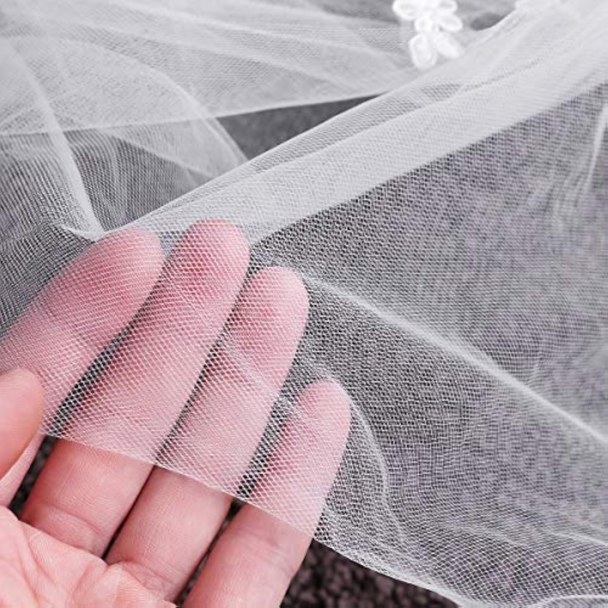 Simple and Elegant Crystal Beaded Short Bridal Veils with Lace Appliques