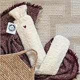 kontor28® - Wärmflasche Lang mit Bezug aus 100% Bio-Baumwolle MADE IN GERMANY | Lange Wärmflasche mit 2,5 L Füllvolumen auslaufsicher & TÜV geprüft | Wärmeschlauch extra kuschelig mit Herzstick