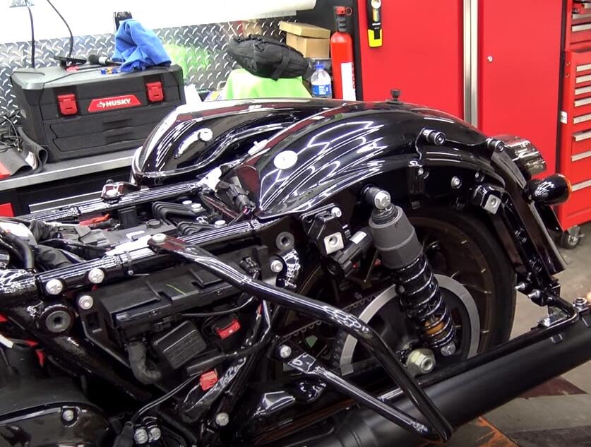 Guardas traseras para alforjas Harley Advanblack cromadas miniatura 3