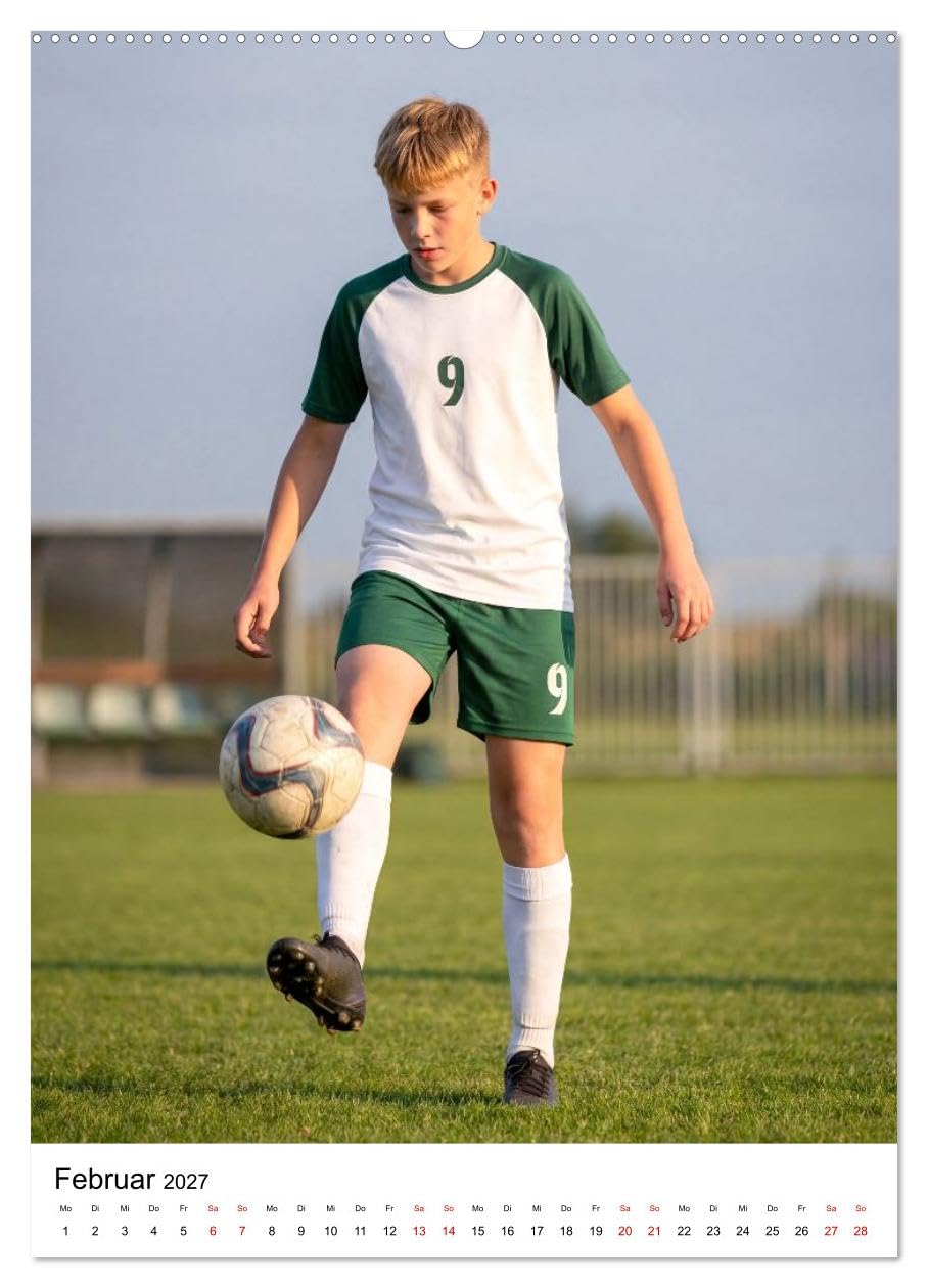 Am Ball Junior - Junge Kicker - Große Momente (Wandkalender 2027 DIN A2 hoch), CALVENDO Monatskalender: Junge Kicker, große Emotionen: Dynamische ... Sport der Welt lieben. (CALVENDO Sport)