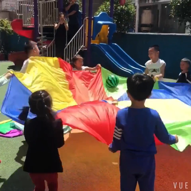 Relaxdays Balançoire pour enfant, diamètre : 2 m, 8 poignées, arc-en-ciel, pour extérieur, jardin, jeu de parachute, multicolore