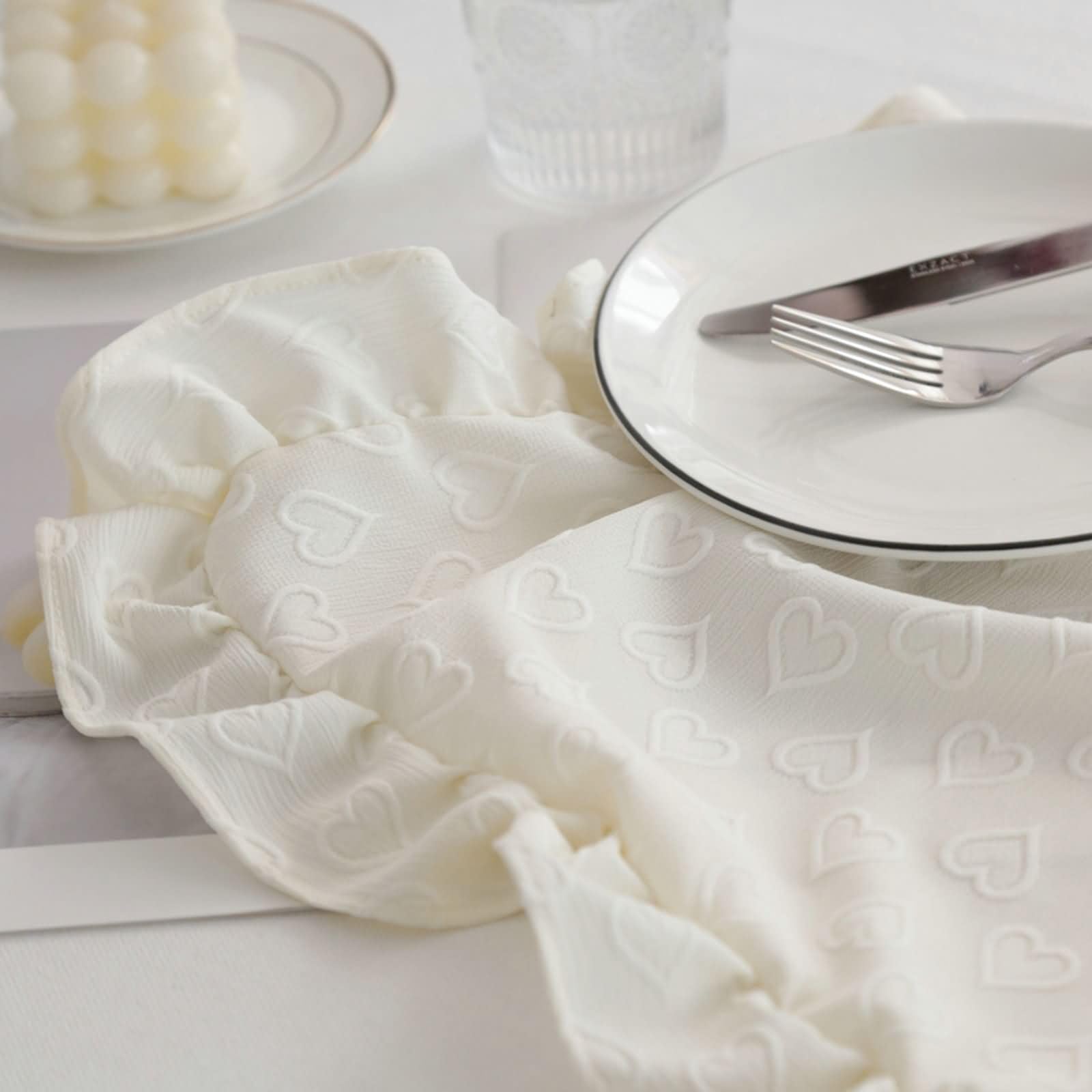 Lot de 4 Set de Table Lavable, 38 x 45 CM Tapis de Table Antidérapant Beige, Couleur Unie avec Motif Coeur