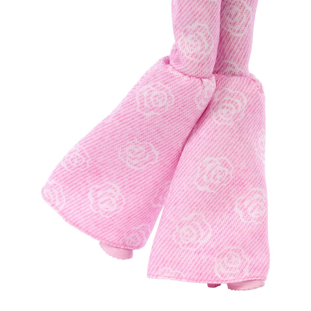 Barbie Deluxe Style Muñeca n.12 con Top Corto de Denim Rosa y Vaqueros Acampanados a Juego con Estampado de Rosas, Pelo castaño Ondulado y Accesorios como un Bolso y Joyas, JJN72