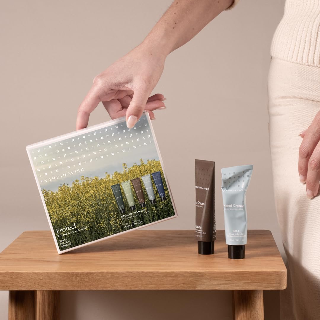 SKANDINAVISK PROTECT Geschenkset mit 5 Mini-Handcremes. FJORD, ØY „Island“, SKOG „Forest“, HAV „Sea“ und HYGGE „Cosiness“. Vegane Formel, 5 × 30 ml.