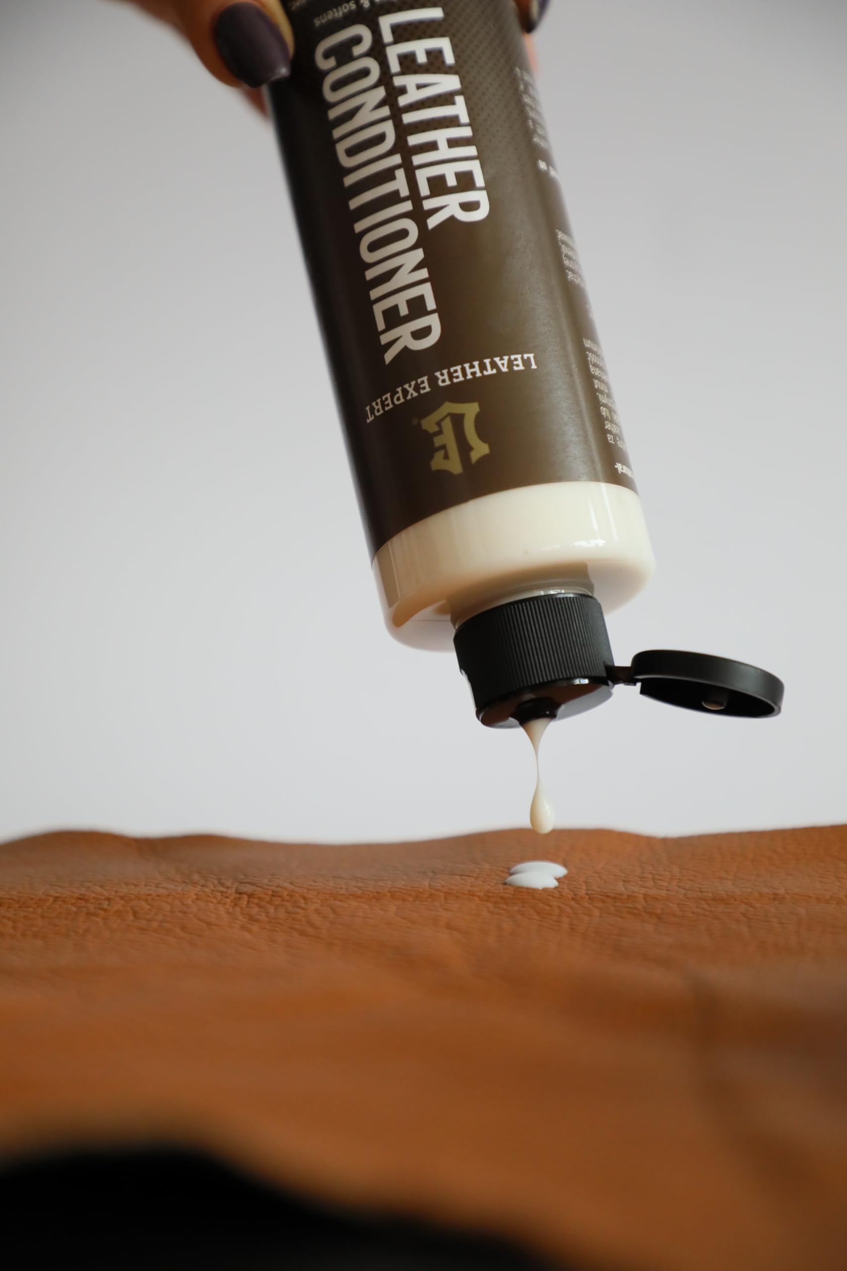 Leather Expert Leather Conditioner 1000 ml | Soin du cuir de qualité supérieure pour voiture et meubles | Nettoyage et entretien pour cuir véritable et cuir synthétique | Nettoyant et entretien pour