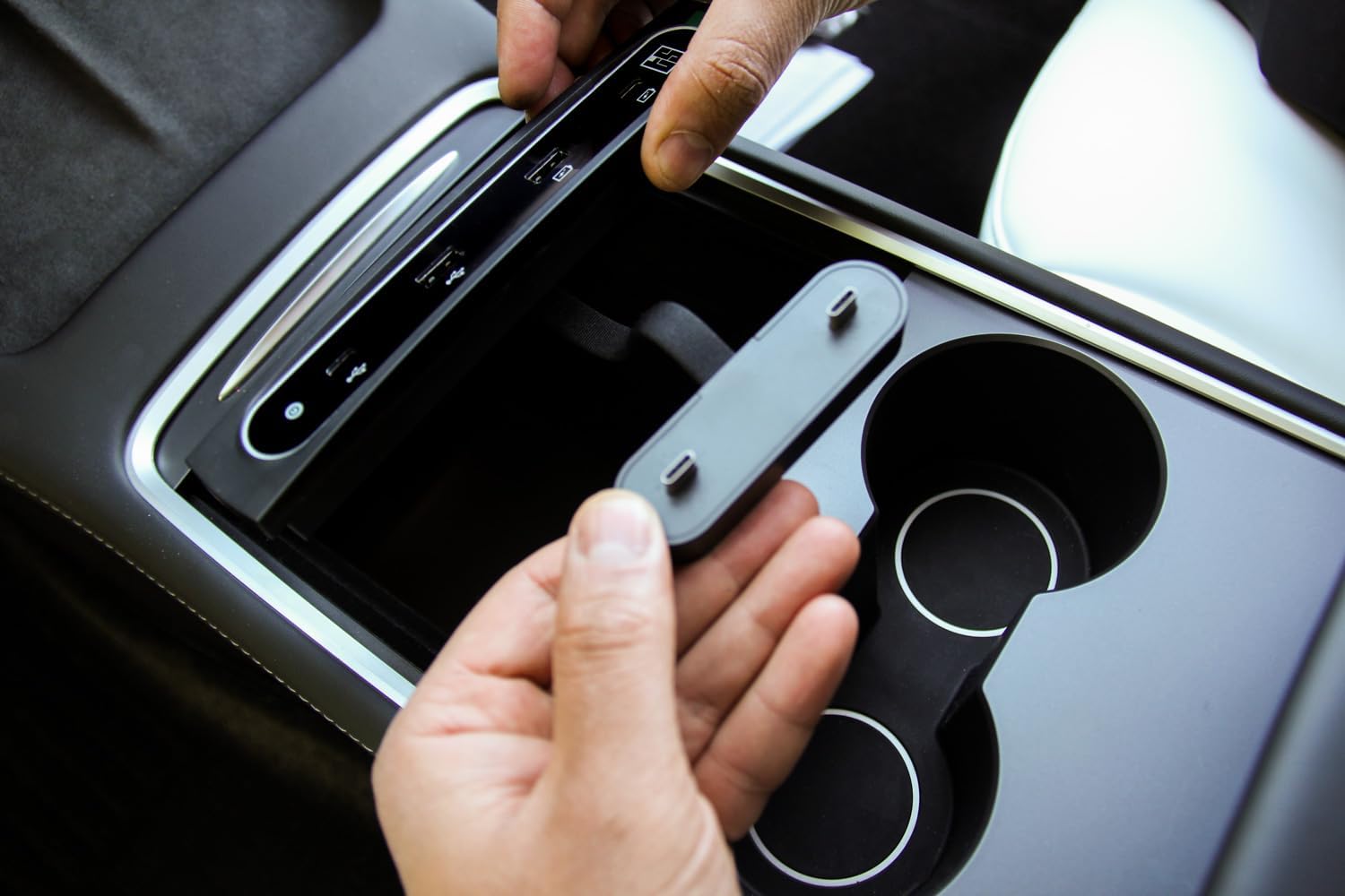 Tesloid.com USB Inline Bar for Tesla Model 3 and Model Y – Expand Connectivity & Charge Multiple Devices