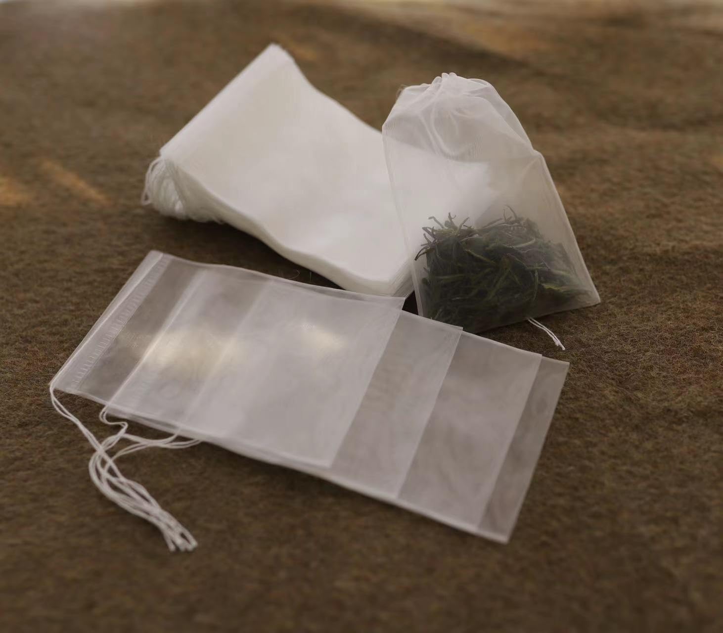 VOFSBSFE 50 Pcs Disposable Tea Filter Bags for Loose Tea, Herbs, Spices, Empty Mesh Small Bags with Drawstring Seal, Infuser Strainer Bags, Bath Tea Bags (3.15x4.72in)
