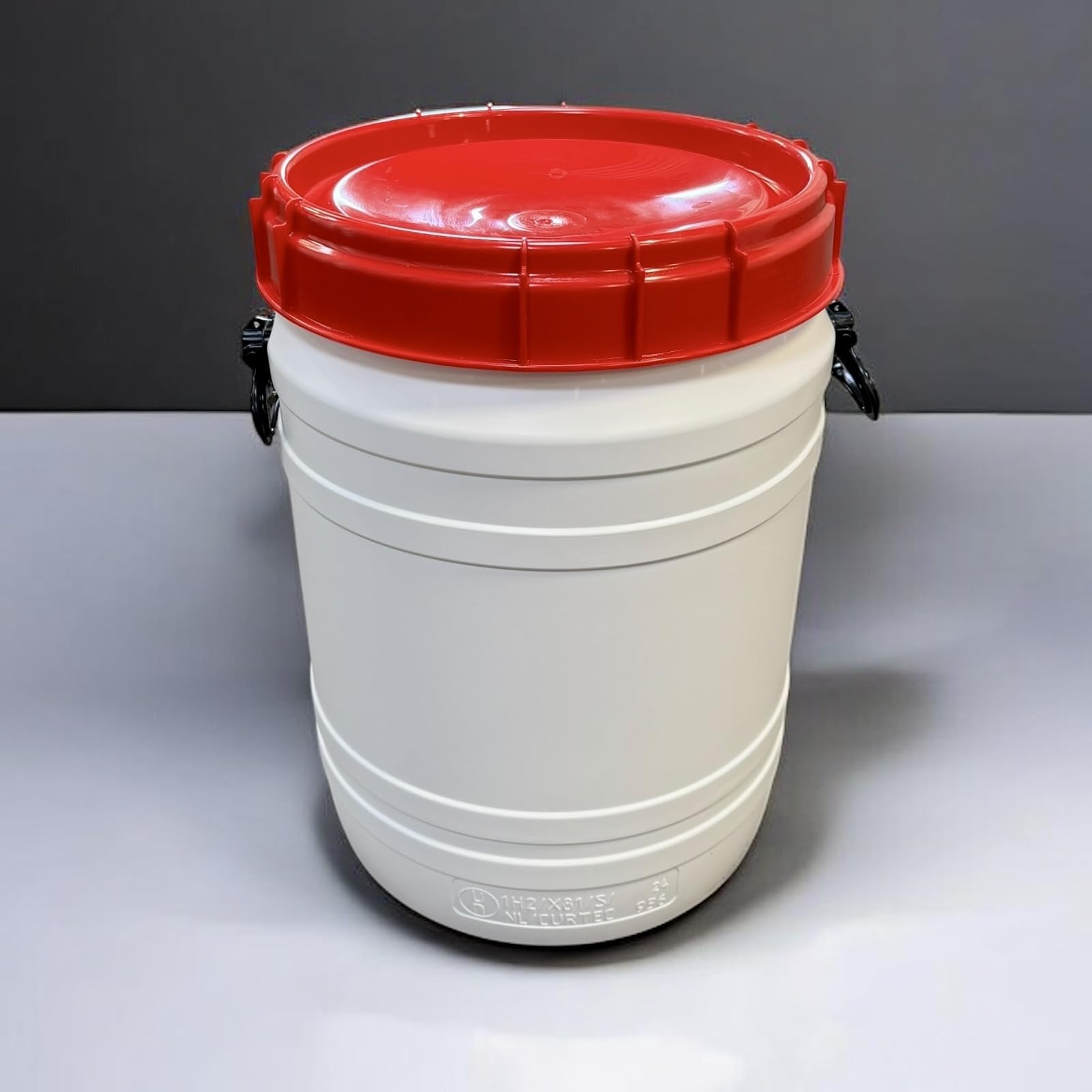 Baril Fut Tonneau Curtec 64 litres Jerrican Tonnelet de Stockage et de Transport à Grande Ouverture, Plastique Blanc et Rouge, Couvercle à visser, Etanche