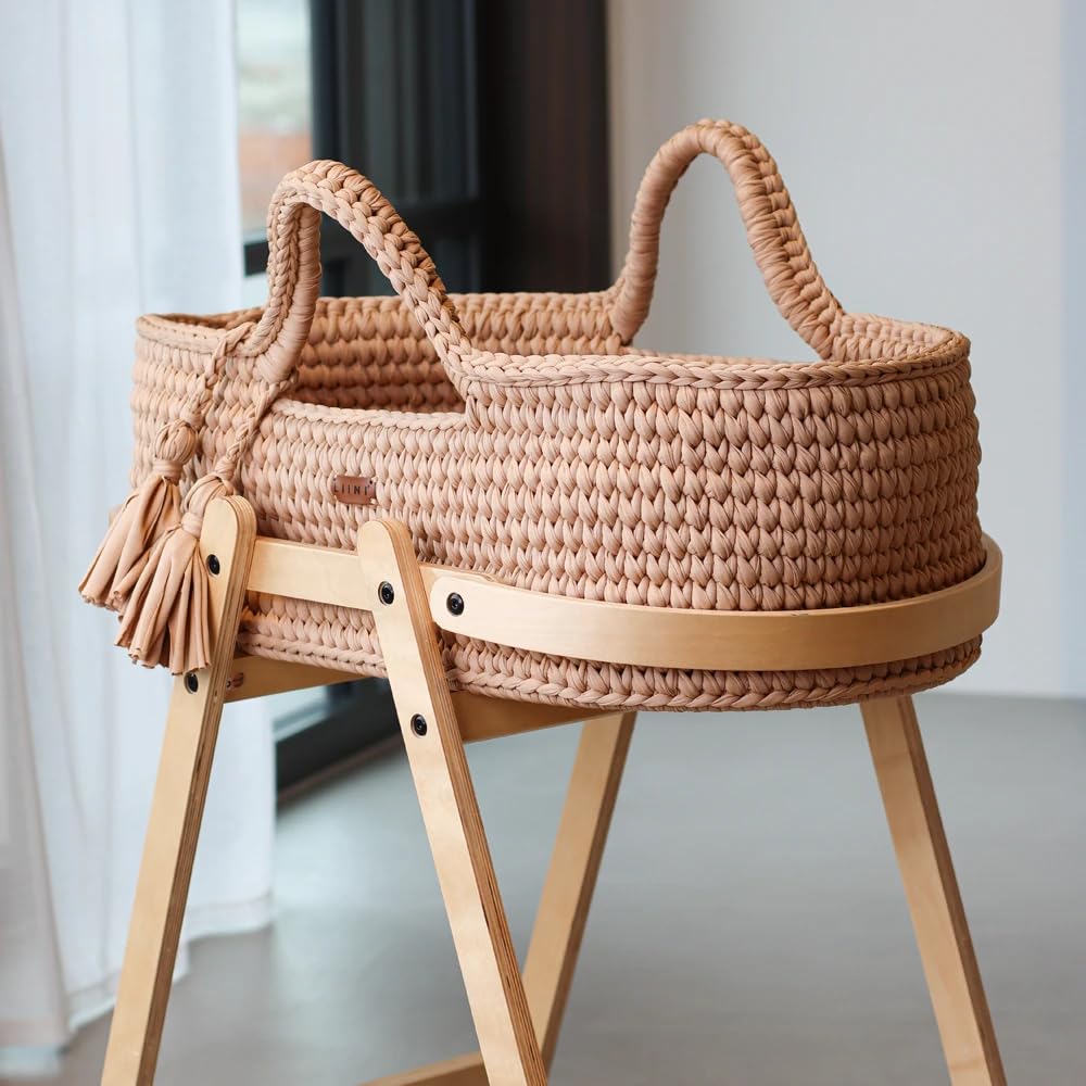 LIINI® Culla per Bambini con Cestino Mosè (Moka) – dolce movimento cullante, lavorato a maglia a mano, struttura in legno sostenibile, inclusa materassino e sacchetto – dalla nascita fino a 9 kg – EN