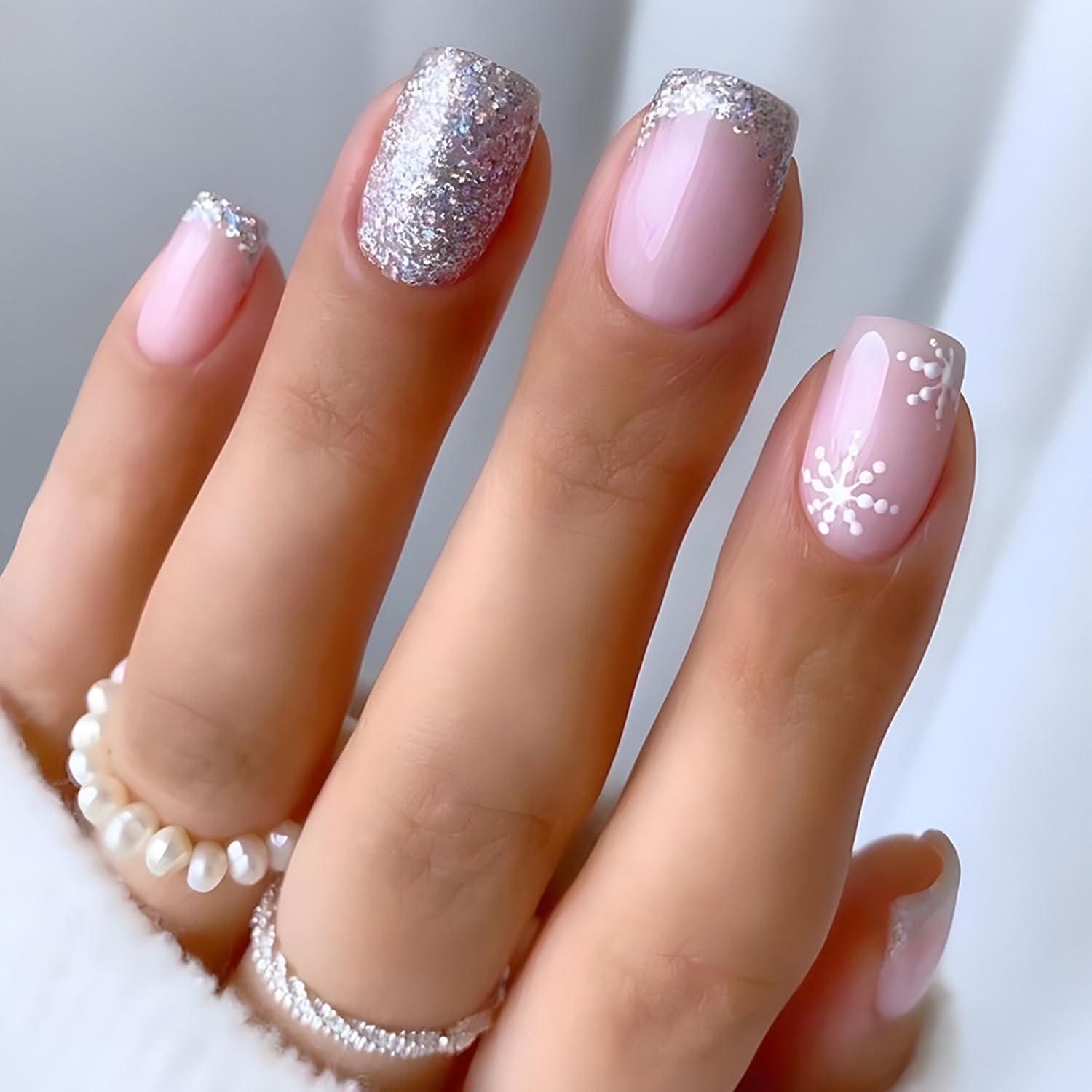 24pcs Christmas Press on Nails Short French Tips Fake Nails with Silver Glitter Glue on nails White Snowflake Coffin Shaped False Nails Full Cover